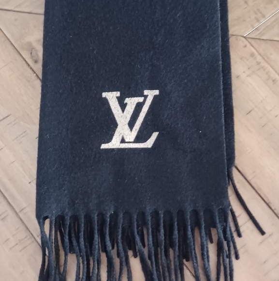 Louis Vuitton Black Scarf - Like New - 100% Cashmere